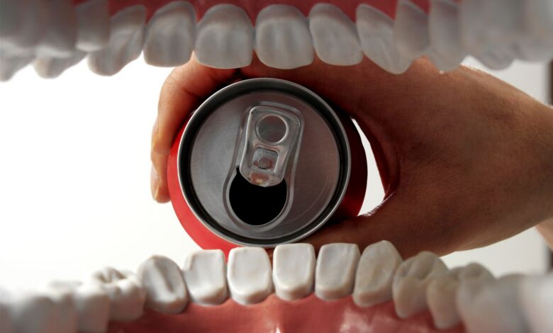 Pires que le sucre : les boissons énergisantes menacent l'émail des dents