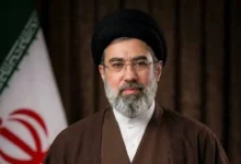 Pour le deuxième jour consécutif, l’absence de Mojtaba Khamenei domine les cérémonies funéraires de Khamenei, tandis que trois de ses frères y assistent