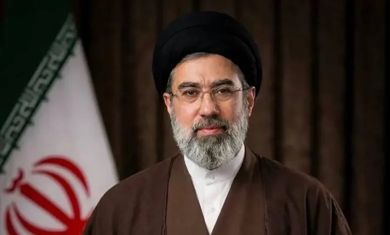 Pour le deuxième jour consécutif, l’absence de Mojtaba Khamenei domine les cérémonies funéraires de Khamenei, tandis que trois de ses frères y assistent