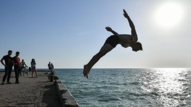 Pourquoi les médecins mettent-ils en garde contre le fait de sauter dans l'eau froide pendant les vagues de chaleur ?
