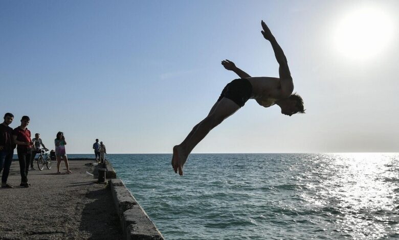 Pourquoi les médecins mettent-ils en garde contre le fait de sauter dans l'eau froide pendant les vagues de chaleur ?