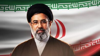 Téhéran : une main brandit la menace de la vengeance pour Khamenei, tandis que l’autre reste tendue vers les négociations