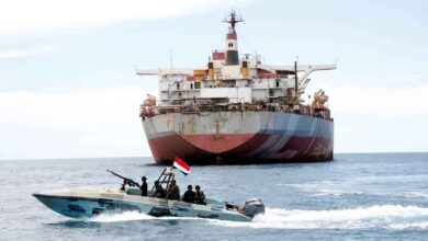 Un navire marchand endommagé lors d’une attaque de pirates au large du Yémen