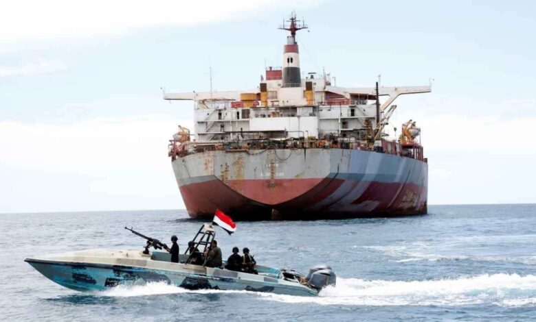 Un navire marchand endommagé lors d’une attaque de pirates au large du Yémen