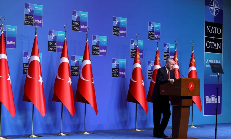 Un pistolet pour chaque dirigeant : le cadeau d'Erdoğan aux dirigeants de l'OTAN que Keir Starmer n'a pas pu accepter