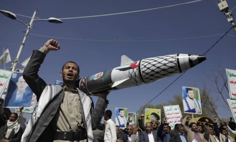 Avec 21 missiles et un drone… les Houthis attaquent le port de Mokha