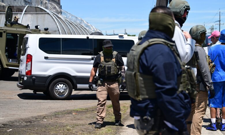 Des agents crient et s’effondrent au sol : le gant électrique entre les mains de l’immigration américaine