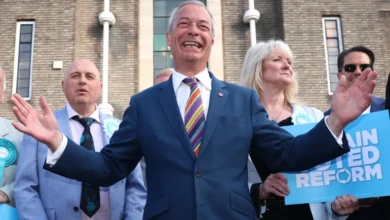 Farage face au Comte Visage de Seau : une élection britannique hors du commun