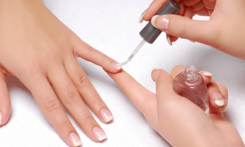 L’Europe interdit un composant des vernis à ongles susceptible de menacer la fertilité et la santé reproductive