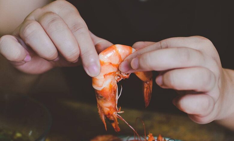 Que se passe-t-il dans votre organisme lorsque vous mangez des crevettes crues ?