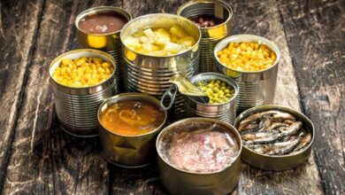 Quels sont les risques pour la santé liés à la consommation d'aliments provenant de boîtes de conserve endommagées ?