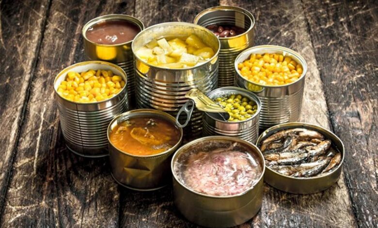 Quels sont les risques pour la santé liés à la consommation d'aliments provenant de boîtes de conserve endommagées ?
