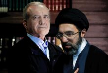 Refus de poignée de main et visage dissimulé : des révélations troublantes sur la rencontre entre Mojtaba Khamenei et Pezeshkian