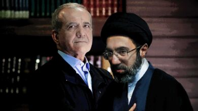 Refus de poignée de main et visage dissimulé : des révélations troublantes sur la rencontre entre Mojtaba Khamenei et Pezeshkian