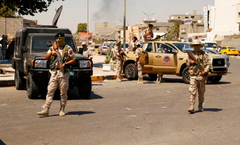 Violents affrontements à l’ouest de Tripoli et évasion de détenus sur fond de couvre-feu non déclaré