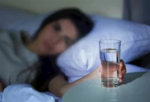 Faut-il boire suffisamment d’eau avant de dormir ?