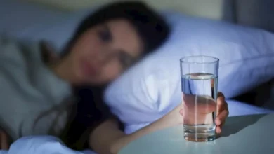 Faut-il boire suffisamment d’eau avant de dormir ?