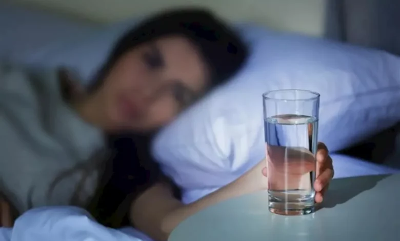 Faut-il boire suffisamment d’eau avant de dormir ?