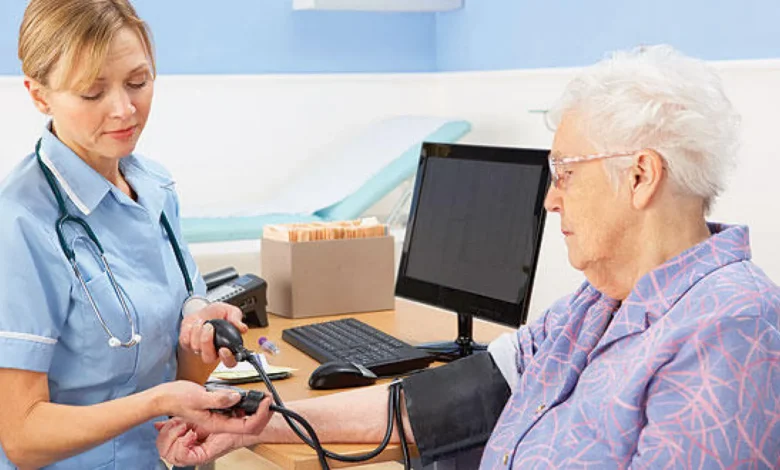 Hypertension après 65 ans : quels problèmes peut-elle provoquer ?