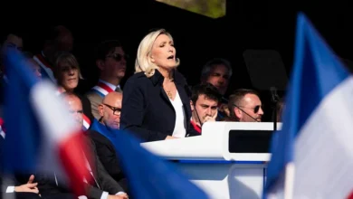 Le projet de Le Pen visant à interdire le voile en France déclenche une campagne de solidarité
