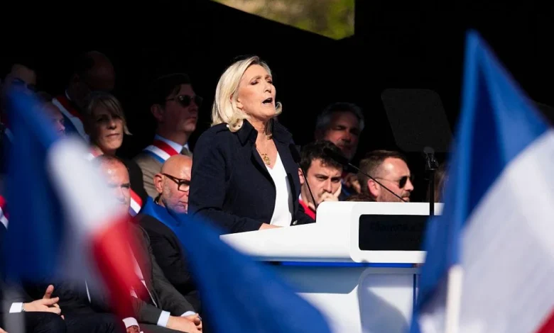 Le projet de Le Pen visant à interdire le voile en France déclenche une campagne de solidarité