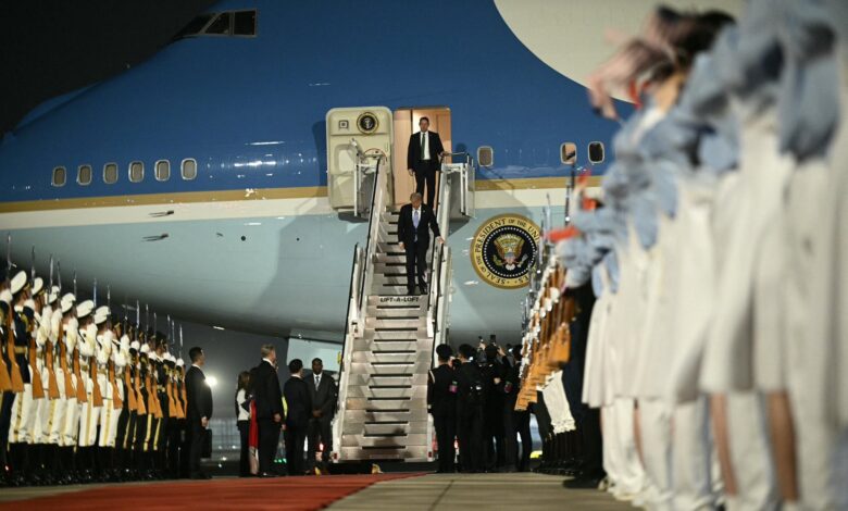 Le survol d’un avion militaire semble indisposer Trump pendant l’accueil de Xi