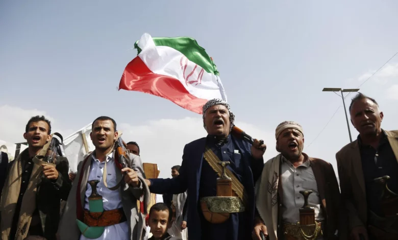 L’isolement de l’Iran : les Houthis respirent par les fissures du mur et misent sur le temps