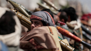 Reuters : les Houthis prennent le contrôle de Mokha, près du détroit de Bab el-Mandeb