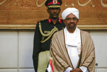 Al-Bashir entre rumeurs de départ du Soudan et effondrement des conditions de vie : la lutte pour le pouvoir s’intensifie, tandis que les citoyens affrontent la faim et la pénurie de médicaments