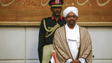 Al-Bashir entre rumeurs de départ du Soudan et effondrement des conditions de vie : la lutte pour le pouvoir s’intensifie, tandis que les citoyens affrontent la faim et la pénurie de médicaments