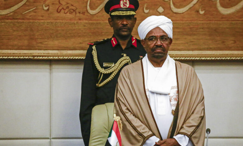 Al-Bashir entre rumeurs de départ du Soudan et effondrement des conditions de vie : la lutte pour le pouvoir s’intensifie, tandis que les citoyens affrontent la faim et la pénurie de médicaments
