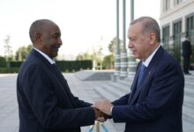 Al-Burhan ouvre les portes du Soudan à Erdoğan en échange d’armes et d’influence