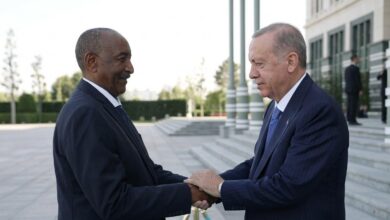Al-Burhan ouvre les portes du Soudan à Erdoğan en échange d’armes et d’influence