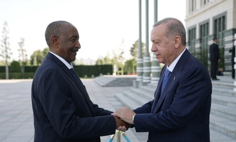 Al-Burhan ouvre les portes du Soudan à Erdoğan en échange d’armes et d’influence