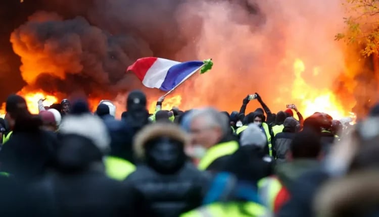 France : nouvelle vague de mobilisations lycéennes avec Greta Thunberg, des milliers d’interpellations