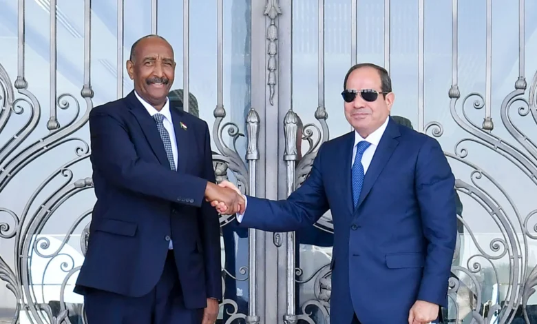 La guerre au Soudan soulève des questions sur un éventuel accord entre al-Sissi et al-Burhan : un soutien militaire en échange d’influence et de ressources ?
