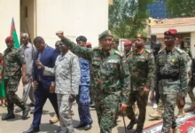 Laisse-nous tranquilles, al-Burhan : la colère des Soudanais monte sur fond d’accusations liées à l’emploi d’armes et à la poursuite de la guerre