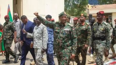 Laisse-nous tranquilles, al-Burhan : la colère des Soudanais monte sur fond d’accusations liées à l’emploi d’armes et à la poursuite de la guerre