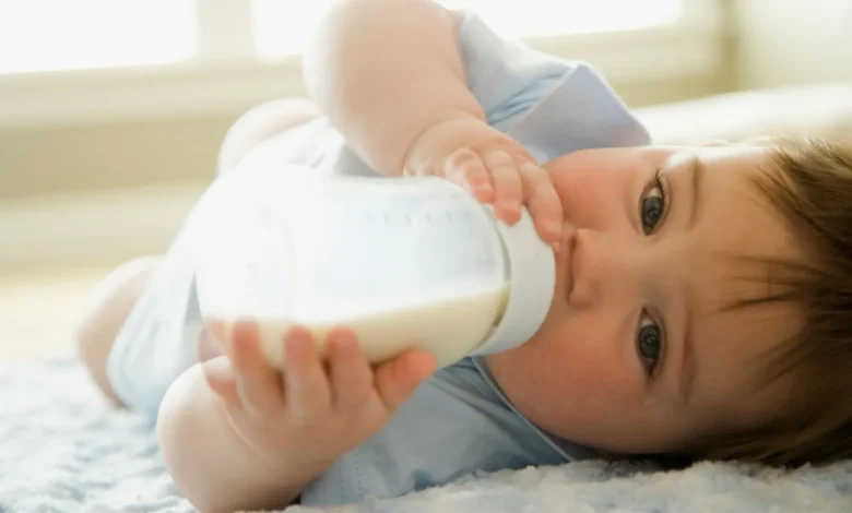 Laits infantiles : ce que révèlent les étiquettes sur l’alimentation des tout-petits