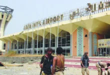 Les Houthis visent l’aéroport d’Aden pour compenser leurs revers à Bab el-Mandeb