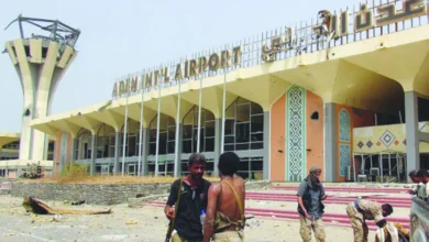 Les Houthis visent l’aéroport d’Aden pour compenser leurs revers à Bab el-Mandeb