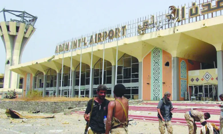 Les Houthis visent l’aéroport d’Aden pour compenser leurs revers à Bab el-Mandeb