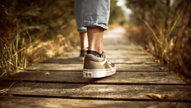 Marcher à reculons : une tendance santé qui mérite d’être remise à sa place