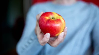 Pommes brillantes : faut-il s’inquiéter de la fine couche de cire sur leur peau ?