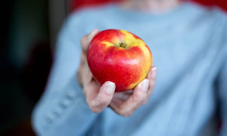 Pommes brillantes : faut-il s’inquiéter de la fine couche de cire sur leur peau ?